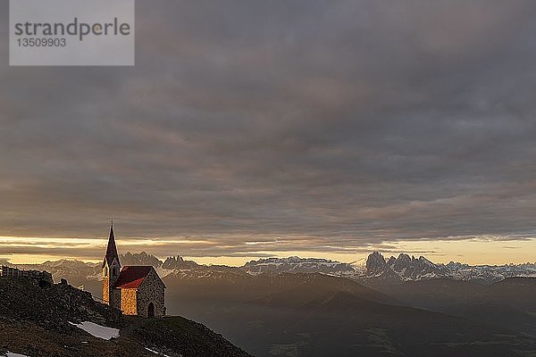 Latzfonser Kreuzkapelle bei Sonnenaufgang mit Wolken und Südtiroler Bergen  Sarntaler Alpen  San Martino  Sarntal  Südtirol  Italien  Europa