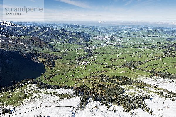 Blick auf das Appenzellerland vom Hohen Kasten aus gesehen  Kanton Appenzell-Innerrhoden  Schweiz  Europa