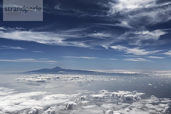 Blick aus dem Flugzeug  Teide mit Wolkenhimmel  Teneriffa  Kanarische Inseln  Spanien  Europa