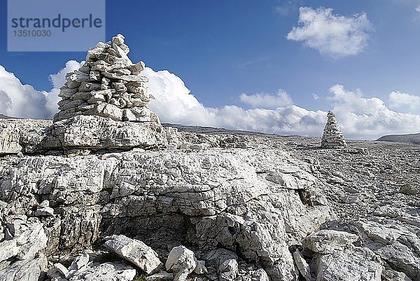 Steinmännchen  Steinhaufen  auf dem Sellamassiv  Sellapass  Provinz Bozen  Italien  Europa