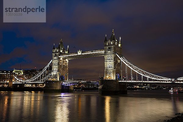 Tower Bridge  Nachtaufnahme  London  England  Großbritannien