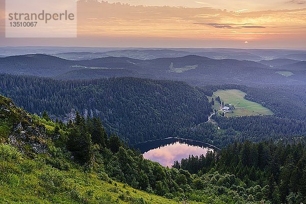 Blick vom Feldberg auf den Feldsee  Sonnenaufgang  Schwarzwald  Baden-WÃ¼rttemberg  Deutschland  Europa