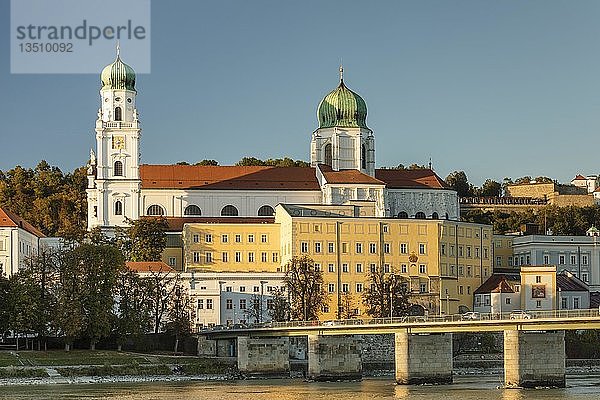 Blick über den Inn auf den Stephansdom und die Veste Oberhaus  Passau  Niederbayern  Bayern  Deutschland  Europa