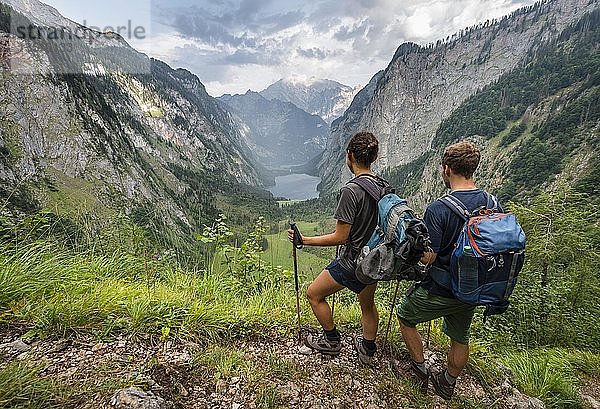 Blick auf Obersee und KÃ¶nigssee  zwei Wanderer auf dem RÃ¶thsteig  hinter dem Watzmann  Berchtesgaden  Oberbayern  Bayern  Deutschland  Europa