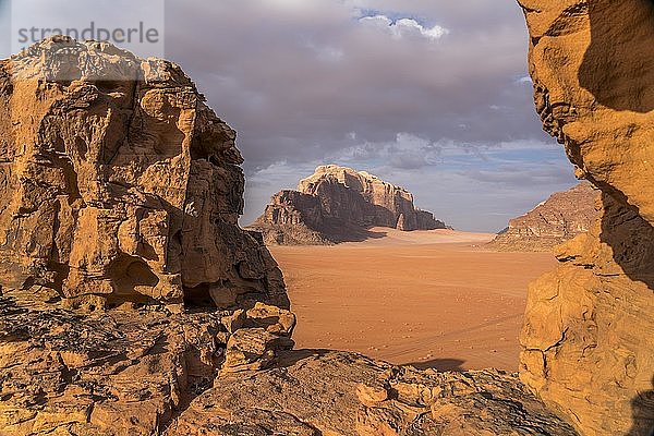 Landschaft mit Felsen in der Wüste Wadi Rum  Jordanien  Asien