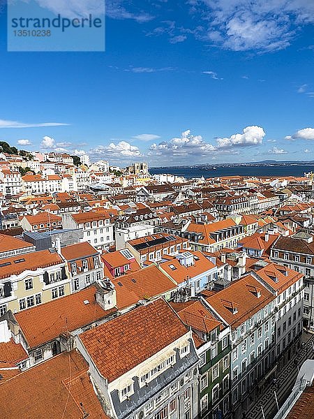 Blick Ã?ber die Stadt und das Castelo de SÃ£o Jorge  Baixa  Lissabon  Portugal  Europa