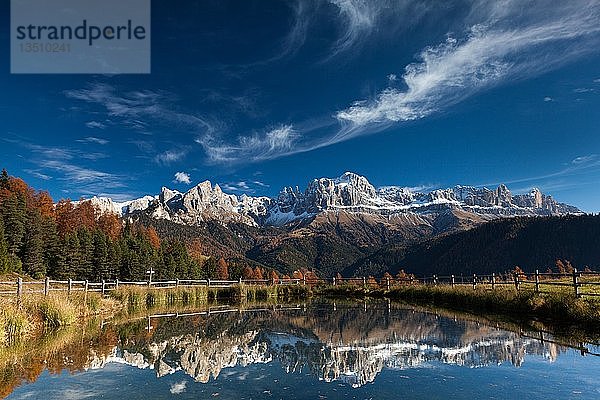 Bergpanorama  das sich in einem See spiegelt  Rosengartengruppe  Südtirol  Südtirol  Italien  Europa