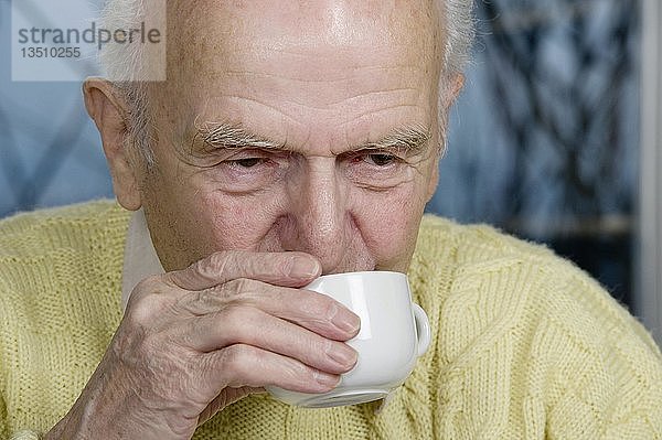 Alter Mann trinkt eine Tasse Kaffee  Deutschland  Europa