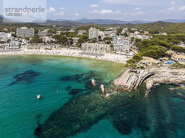 Drohnenaufnahme  Hotels und Strand bei Peguera  Costa de la Calma  Region Calvia  Mallorca  Balearen  Spanien  Europa