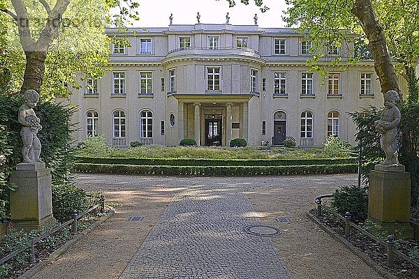 Villa  Haus der Wannseekonferenz vom 20. Januar 1942  auf der die Endlösung der Judenfrage beschlossen wurde  Am großen Wannsee  Bezirk Zehlendorf  Berlin  Deutschland  Europa