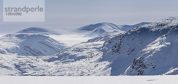 Panoramablick auf die Berge von Baffin vom gefrorenen Fjord aus gesehen  Unorganized Baffin  Baffin Island  Nunavut  Kanada  Nordamerika