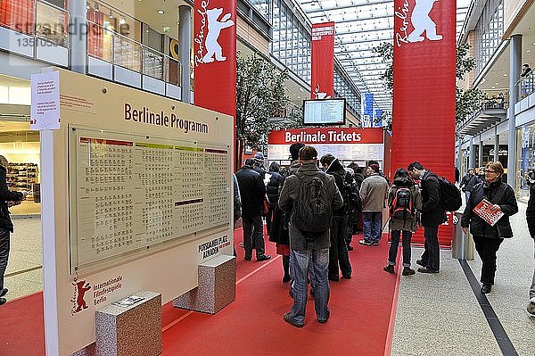 Besucher der Berlinale beim Kauf von Kinokarten  beim Lesen des Programms  Berlin  Deutschland  Europa