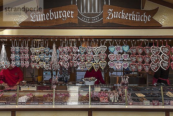 Süßigkeiten- und Pfefferkuchenstand  Lüneburg  Niedersachsen  Deutschland  Europa