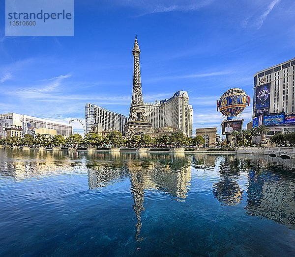 Rekonstruierter Eiffelturm  Hotel Paris und der See vor dem Hotel Bellagio  Las Vegas Strip  Las Vegas  Nevada  USA  Nordamerika