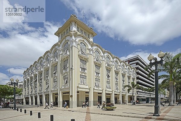 Historisches Gebäude im Kolonialstil im historischen Stadtzentrum von Guayaquil  Ecuador  Südamerika
