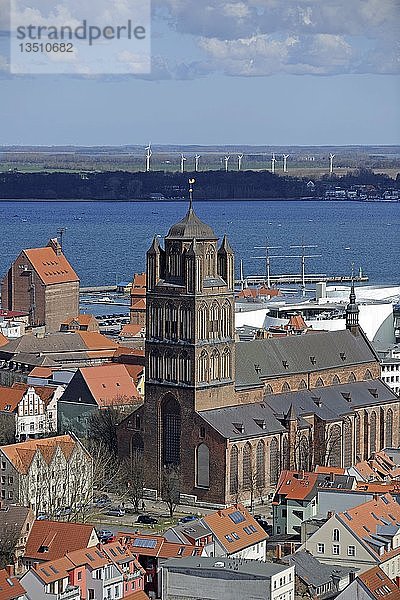 Blick von der Marienkirche über den historischen Stadtkern mit Jakobskirche  Hafen und Strelasund  Stralsund  UNESCO-Welterbe  Mecklenburg-Vorpommern  Deutschland  Europa  PublicGround  Europa