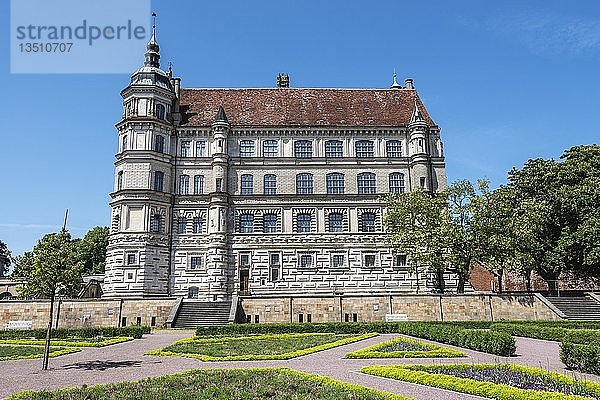 Schlosspark  Schloss  Renaissancebauwerk  Güstrow  Mecklenburg-Vorpommern  Deutschland  Europa