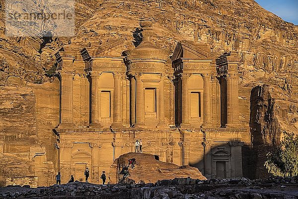 Besucher vor dem Felsentempel Monastery Ad Deir  Petra  Jordanien  Asien