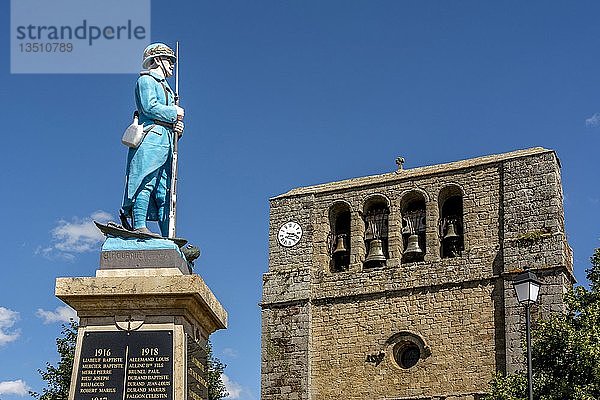 Denkmal des Ersten Weltkriegs und Kirche des Dorfes Saint Paul de Tartas  Departement Haute Loire  Auvergne Rhone Alpes  Frankreich  Europa
