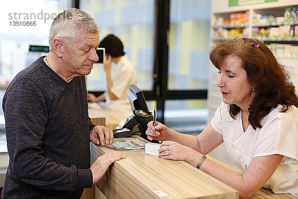 Beratung eines Kunden durch einen Apotheker in einer Apotheke  Tschechische Republik  Europa