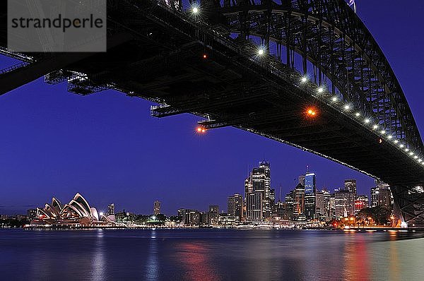 Skyline von Sydney mit der Harbour Bridge  dem Opernhaus und dem Central Business District bei Sonnenaufgang  Sydney  Australien  Ozeanien