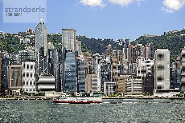 Skyline der Insel Hongkong und des Hongkong-Flusses  mit der Bank of China links  Kowloon  Hongkong  China  Asien
