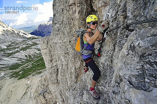 Bergsteigerin in der Leiter am Toblinger Knoten  Sextner Dolomiten  Hochpustertal  Südtirol  Italien  Europa