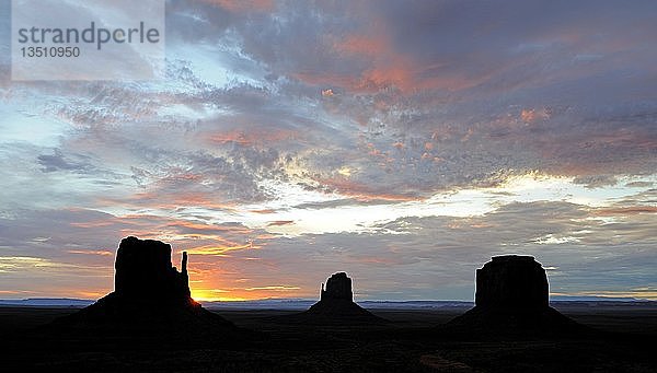 Die Mitten Buttes bei Sonnenaufgang  Monument Valley  Arizona  USA  Nordamerika