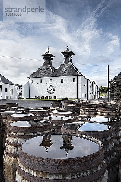 Gebrauchte Bourbonfässer in der Ardbeg Whiskey-Brennerei  Islay  Innere Hebriden  Schottland  Vereinigtes Königreich  Europa