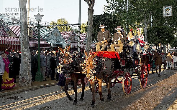 Pferdekutsche vor Casetas  traditionelle Kleidung  Feria de Abril  Sevilla  Andalusien  Spanien  Europa