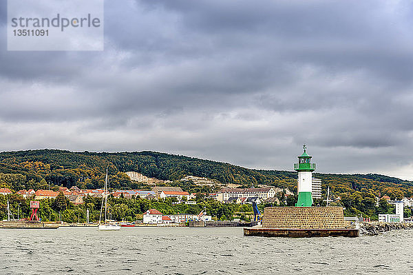 Hafeneinfahrt mit Seebrücke und Leuchtturm  Sassnitz  Rügen  Mecklenburg-Vorpommern  Deutschland  Europa