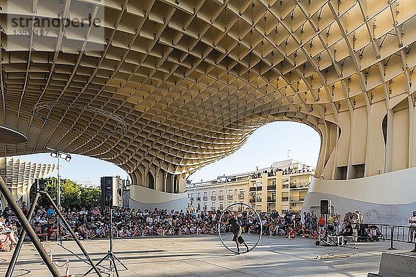 Straßenkünstler mit Zuschauern auf einem Platz  Moderne Architektur  Metropol Parasol  Geschwungene Holzkonstruktion  Plaza de la Encarnacion  Sevilla  Andalusien  Spanien  Europa