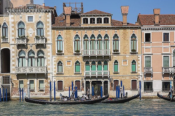 Gondeln auf dem Canal Grande vor den architektonischen Wohnpalästen der Renaissance  Venedig  Venetien  Italien  Europa