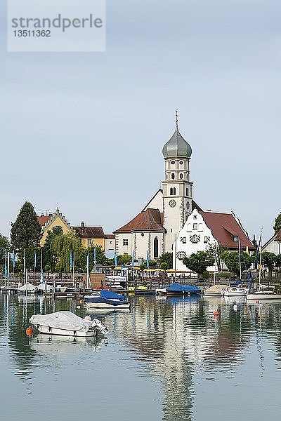 Morgenstimmung am Bodensee  Blick auf den Hafen auf der Halbinsel Wasserburg mit der Barockkirche St. Georg  Bayern  Deutschland  Europa