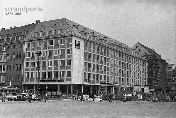 Das neue Messegebäude  1963  Markt  Leipzig  Sachsen  DDR  Deutschland  Europa