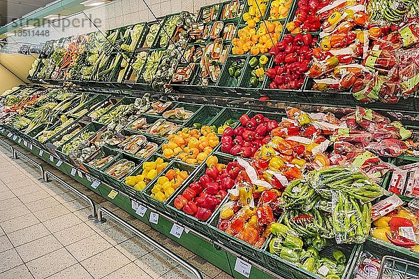 In Plastik verpacktes Gemüse  Auslage im Supermarkt  München  Oberbayern  Bayern  Deutschland  Europa