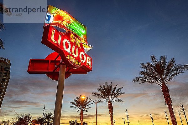 Neon-Leuchtreklame für ein Alkoholgeschäft bei Sonnenuntergang  Liquor Store  Las Vegas Arts District  Downtown  Las Vegas  Nevada  USA  Nordamerika