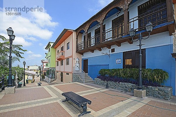 Bunte Häuser im Viertel Las Penas auf dem Cerro Santa Ana  Guayaquil  Ecuador  Südamerika