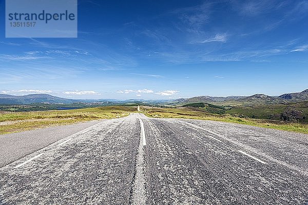 Straße B862 am 387 m hohen Aussichtspunkt von Suidhe View in den nordwestlichen Highlands  Schottland  Vereinigtes Königreich  Europa