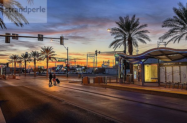 Bushaltestelle bei Sonnenuntergang  Las Vegas Arts District  Stadtzentrum  Las Vegas  Nevada  USA  Nordamerika