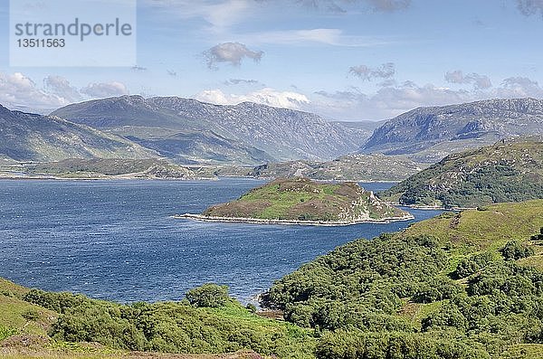 Blick über Loch a'Chairn Bhain mit der Insel Eilean a'Ghamhn  Grafschaft Sutherland  Schottland  Vereinigtes Königreich  Europa