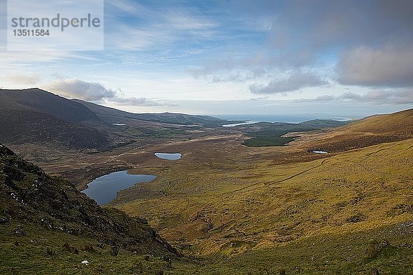 Blick vom Connor Pass  auch Conor Pass  Dingle Halbinsel  Irland  Europa