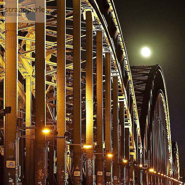 Hohenzollernbrücke bei Vollmond  Köln  Rheinland  Nordrhein-Westfalen  Deutschland  Europa