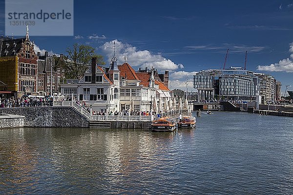 Bootsanlegestelle für Grachtenrundfahrten an der Centraal Station  Amsterdam  Niederlande  Europa