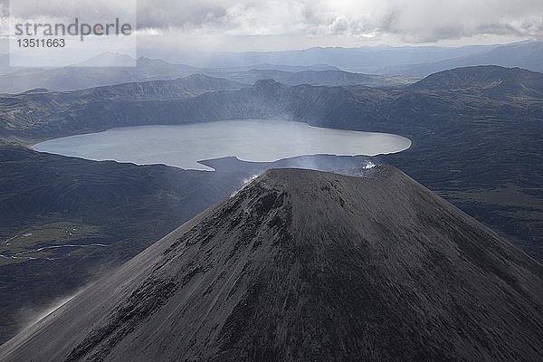 Der Vulkan Karymsky aus der Vogelperspektive  dahinter die Akademie Nauuk Caldera  Kamtschatka  Russland  Europa