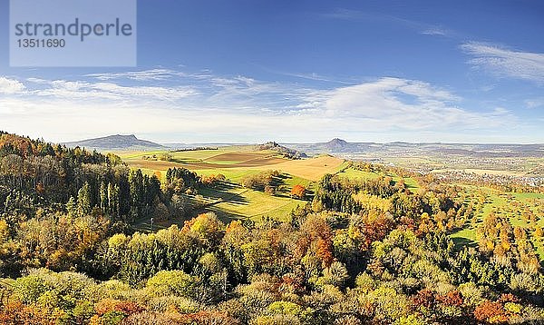 Panoramablick  Hegaulandschaft im Herbst vom Hohenkrähenberg aus gesehen  am Horizont der Mögdeberg und rechts der Hohenhewen  Landkreis Konstanz  Baden-Württemberg  Deutschland  Europa