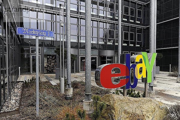 Ebay-Logo am Haupteingang der deutschen Zentrale in Kleinmachnow bei Berlin  Deutschland  Europa