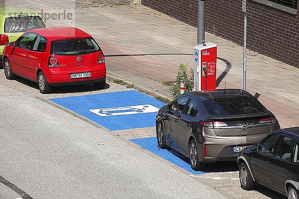 Parkplatz vor einer Ladestation für Elektroautos  Deutschland  Europa