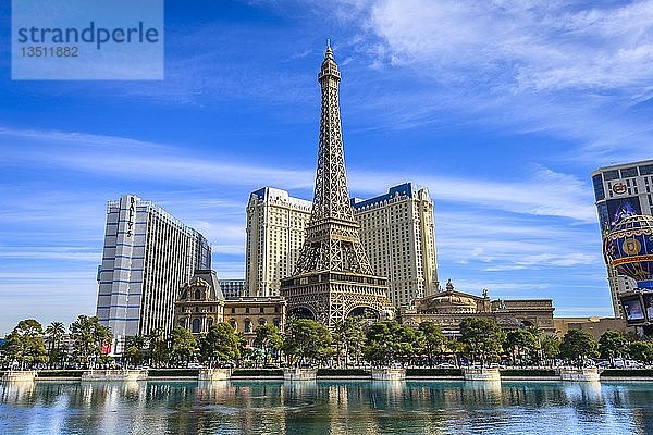 Rekonstruierter Eiffelturm  Hotel Paris und der See vor dem Hotel Bellagio  Las Vegas Strip  Las Vegas  Nevada  USA  Nordamerika