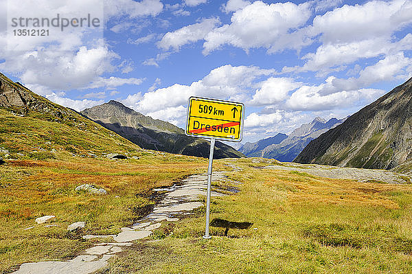 Ortsschild der Stadt Dresden mit einer Entfernung von 509 km  Dresdner Hütte am Stubaier Gletscher  Tirol  Österreich  Europa